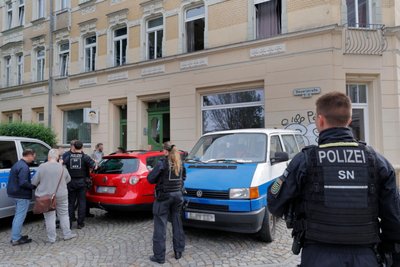 Mit Unterstützung der Polizei kontrollieren Mitarbeiter mehrerer Behörden ein Wohnhaus am Fuße des Kaßbergs.
