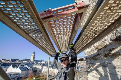Daniel Haas-Zens von der Plauener Firma Peter Scheer hat mit seinen Kollegen am Dienstagvormittag Gerüstteile am Roten Turm demontiert. Das Bauwerk, eines der ältesten Gebäude von Plauen, war seit Sommer 2020 saniert und statisch gesichert worden.
