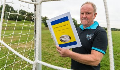 Detlef Strehlow mit seiner Chronik, in der er die Geschichte des Seiffener Fußballs festgehalten hat. Rund zwei Jahre Arbeit und unzähliche Besuche in Archiven stecken darin. 