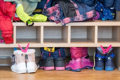 Die vielerorts steigenden Kita-Gebühren belasten die Haushalte der Familien.