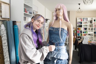 Jasmin Handschack an einem von ihr selbst entworfenen Jeanskleid. Die 17-Jährige hilft in ihrer Freizeit in Mamas Laden mit. Jasmin liebt es, kreativ zu sein. So sind auch von ihr gemalte Bilder im Laden zu finden.