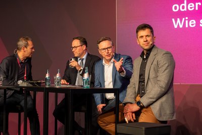 Chefredakteur Torsten Kleditzsch (2. von rechts) fragte, ob das Reformtempo ausreichend sei.
