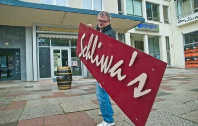 Jens Schliwa schraubt die Schilder an seinem Chemnitzer Geschäft an der Theaterstraße ab. Ihn zieht es nach Berlin, dort will er eine Weinhandlung eröffnen. Nach 36 Jahren in der Stadt ist er von Chemnitz enttäuscht.
