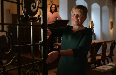 Stadt Freiberg und Staatliche Kunstsammlungen Dresden wollen den Tourismus in der Bergstadt ankurbeln. Das hoffen auch Andrea Riedel, die Chefin des Stadt- und Bergbaumuseums, hier am Orgelpositiv mit Holzbänken, und Anja Fiedler, Leiterin des Amtes Kultur-Stadt-Marketing.