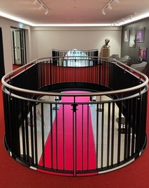 Das Geländer im Foyer des sanierten Gewandhauses in Zwickau ist das neue Aushängeschild der Firma.