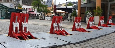 Die herunterklappbaren Straßensperren kommen wie hier am Kornmarkt zum ersten Mal zum Einsatz. 