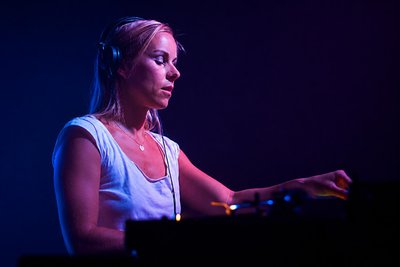 Mit Fengari gastiert am Samstag eine der bekanntesten deutschen DJs der Techno- und House-Szene bei „Techno im Wald“.