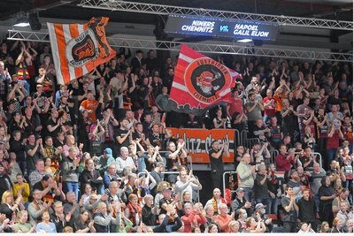Die Fans der Niners Chemnitz gelten in der BBL als echte Bereicherung. Bei Heimspielen in der Messe machen stets mehr als 3000 Anhänger ordentlich Krach für ihr Team.