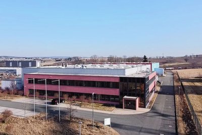 Das Gebäude des insolventen Technologie-Unternehmens E-Control-Glas in Oberlosa: Ein als Erweiterungsfläche gedachtes Grundstück dahinter möchte die Stadt zurückhaben, doch das gestaltet sich als schwierig.