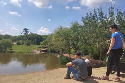 Theo (fast 4) ist mit seiner Familie im Sonnenlandpark. Im Hintergrund der große Rutschenturm, den er noch besuchen möchte.