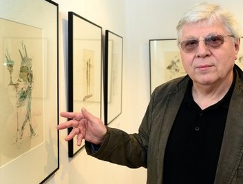 Rolf Münzner mit der Fabelzeichnung "Der grüne Esel" im Gellert-Museum Hainichen.