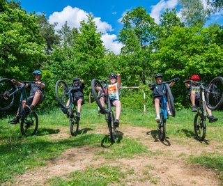 Fahrradfahren ist ihre Leidenschaft: Jeremias Klug, Eric Terner, Constantin Twers, Luca Opitz und Toby Opitz (von links). Sie haben sich dafür eingesetzt, in ihrem Heimatort Zschorlau eine Bikestrecke zu bekommen. Mit Hilfe der Gemeinde soll diese jetzt in der Bühle entstehen. 