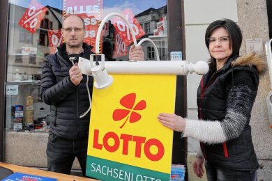 Auch das Lotto-Werbeschild ist abgeschraubt: Maik und Fabienne Weidlich geben nach 32 Jahren ihren Tabakwarenladen mit Lotto-Annahmestelle, Zeitungs- und Zeitschriftenhandel am Schwarzenberger Markt auf. 