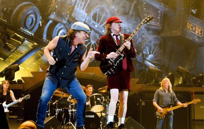 Der Gitarrist Malcom Young (links hinten) ist am Samstag gestorben. Er lebte von 1953 bis 2017.