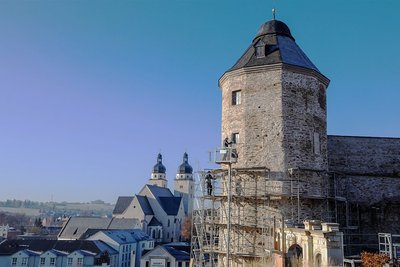 Blick von der Studienakademie auf den Roten Turm: Mauerwerk, Fenster und Tür wurden erneuert.