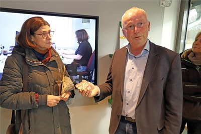 Planerin Barbara Braun bekam von Bürgermeister Andreas Beger als Dank einen Krallenachat geschenkt.