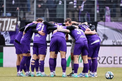 So nah dran, als stünde man beim FC Erzgebirge mit im Teamkreis: die „Schachtpost“ der „Freien Presse“.