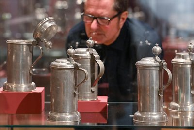 Uwe Fiedler in der Ausstellung zu „Bürgersilber“ im vorigen Jahr.