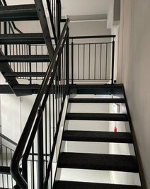Millimeterarbeit war die enge Treppe hinter der Bühne.