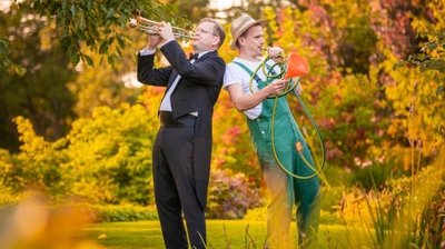 Conrad (links) und Claudius Wecke spielen Musik auf Gartengeräten. Ihr aktuelles, für den heutigen Samstag geplantes Konzert müssen sie verschieben.
