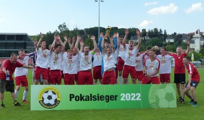 Die Freude nach dem Double-Gewinn war groß bei den Kickern der SpG. Neuhausen/Sayda/Clausnitz, für die auch sechs Seiffener die Töppen schnüren. 