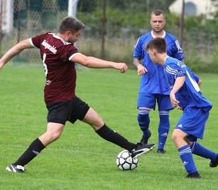 Für Stefan Langer (l.) und den FV Königswalde ist die Pokalsaison bereits nach der Ausscheidungsrunde vorbei. Gegen den SV Crottendorf (mit Darius Hunger) unterlagen die Königswalder mit 1:4. 