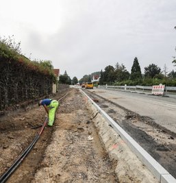 Die Chemnitzer Straße wird neu gebaut, hier werden Strom- und Glasfaserkabel verlegt. Die Borde für Fuß- und Radweg sind gesetzt.