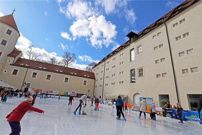 Trotz zu hoher Temperaturen und vielen Regens war die Eisbahn im Freiberger Schlosshof ein Anziehungspunkt.