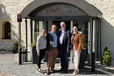 Silke und Ralf Langer (l.) übergeben das Schloßhotel Klaffenbach an Darija und Petar Marovic.