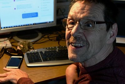 Andreas Plischek hat gut Lachen. Sein gestohlen geglaubter Elektrorollstuhl ist am Freitag wieder aufgetaucht.
