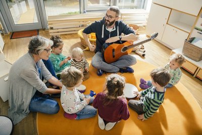 Interessieren sich junge Männer für den Erzieherberuf, sollte das von anderen nicht verbesondert oder vermeintlich geschlechtsuntypisch herausgestellt werden. 