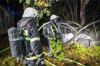 Am Dienstagabend gegen 22 Uhr brannte dieser Pkw hinter einem Garagenkomplex an der Dammstraße aus.