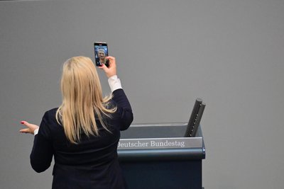 Social-Media-Partei AfD: die mittelsächsische Abgeordnete Carolin Bachmann beim Selfie im Bundestag.