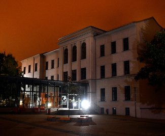 Die Friedrich-Gottlob-Keller-Oberschule in der Nacht zum Dienstag. Gegen 1.30 Uhr suchten Polizisten mit Taschenlampen nach der Ursache für den Alarm.