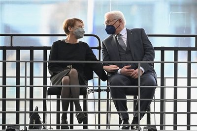 Bundespräsident Frank-Walter Steinmeier und seine Frau Elke Büdenbender nach der Wahl. 