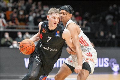 Die Lautstärke in der Chemnitzer Messe hat Jason George im Dress der Bayern (rechts, hier gegen den Chemnitzer Jonas Richter) schon mehrfach erleben dürfen. Oder auch erleben müssen - denn wie hier im Februar dieses Jahres beim 77:58 konnten die Niners oftmals gegen München gewinnen.
