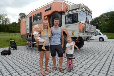 Maria und Marcel Krützmann erfüllen sich mit ihren beiden Töchtern den Wunsch vom dauerhaften Reisen. In einem umgebauten Militärfahrzeug leben die vier und fahren damit durch die Welt. Auf ihrem Weg nach Asien machten sie nun Halt im Vogtland, wie hier an der Talsperre Falkenstein.