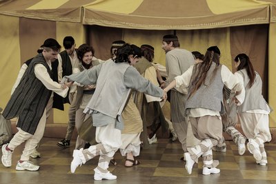 Bunte Marktszenen und Tänze. Das Musical will auch eine Show bieten.