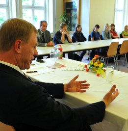 
              <p class="artikelinhalt">Die Schüler des Beruflichen Schulzentrums "Julius Weisbach" hörten den Ausführungen von Minister Georg Unland gespannt zu. </p>
            