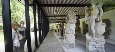 Das Lapidarium des Schloßbergmuseums im Schloßpark: In einer solchen Einrichtung wären die wertvollen Originale der Schillingschen Figurengruppe "Vier Tageszeiten" aus dem 19. Jahrhundert (rechts: "Der Abend") nach Ansicht des Stadtforums am besten aufgehoben. Am derzeitigen Standort am Schloßteich könnten stattdessen Kopien aufgestellt werden.