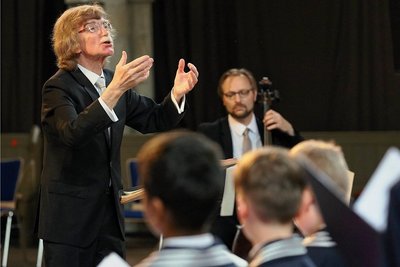 Mehr als ein Taktschläger: Thomaskantor Gotthold Schwarz in seiner Heimatstadt Zwickau mit dem Leipziger Thomanerchor in Aktion. 