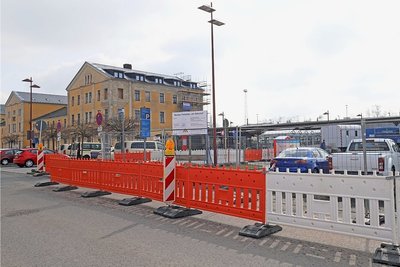 Ein mit Baken abgetrennter Weg führt jetzt vom Bahnhofsgebäude aus am neu entstehenden Parkplatz entlang in Richtung Hotel Alekto. Im alten Gehweg sollen Kabel verlegt werden. 
