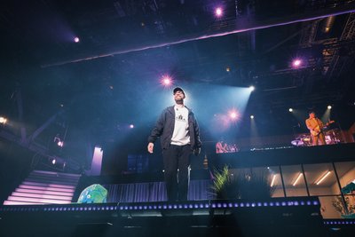 Mark Forster und sein Team waren mit aufwendigem zweigeschossigen Bühnenaufbau nach Chemnitz gekommen. Insgesamt 14 Lkw transportierten das Material für die Show. 