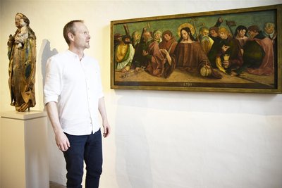 Stefan Thiele vor einem seiner Lieblingsexponate, einem Bild aus der Kirche Einsiedel von 1510.