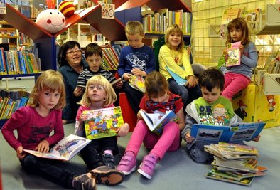 Der erstmals vergebene Sächsische Bibliothekspreis geht an die Stadtbibliothek Auerbach. Die Einrichtung der vogtländischen Stadt kann sich über ein Preisgeld von 4000 Euro freuen. Als regelmäßige Gäste kann Bibliothekschefin Anja Schamberger die Mädchen und Jungen des Kindergartens "Sonnenschein" begrüßen. 