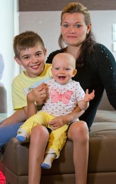  Timon knuddelt gern mit seiner Schwester Sanja. Beide haben einen seltenen Gendefekt. Ihre Mutter Andrea Haas hofft deshalb jetzt auf Forscher aus den USA. 