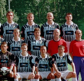 In der Saison 1999/2000 spielten Karsten Oswald (hinten links) und Lutz Wienhold (hinten rechts) in der 2. Fußball-Bundesliga zusammen für den Chemnitzer FC. 