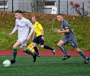 In einigen Szenen mussten die Oberlungwitzer den Thalheimern hinterher laufen - wie hier Nils Leuschner (r.) gegen Tommy Barthold. Am Ende trennten sich beide Teams leistungsgerecht 2:2. 