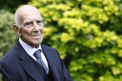 Stephane Hessel in Paris im Jahr 2012: Von ihm stammt das Essay "Empört Euch!".