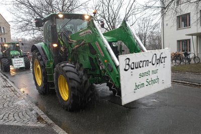 Traktoren zum Bauernprotest am 7. Februar treffen auf dem Sammelplatz in Freiberg ein. Von mindestens 200 beteiligten Fahrzeugen, darunter Landwirtschaftsfahrzeuge, Traktoren, Kleintransporter und Pkw, geht auch die Polizeidirektion Chemnitz aus.
